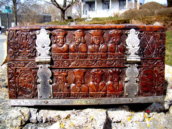 A Fine and unique 18th century carved box depicting the Kings and Queens of Poland from 550 to 1733 — image 2